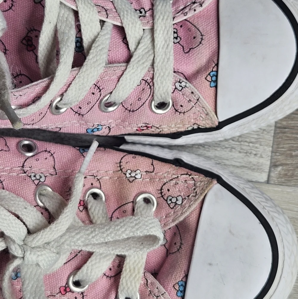 Converse x Hello Kitty Sanrio Low Sneakers Girls Youth 2 Pink + White